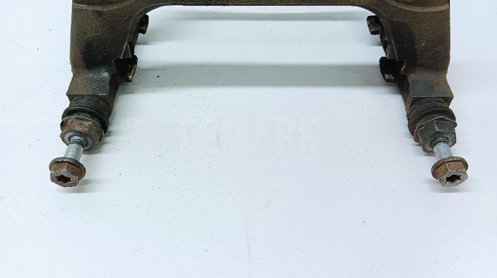 Скоба суппорта переднего левого