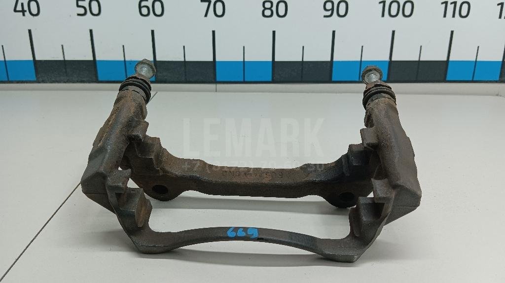 Скоба суппорта переднего левого