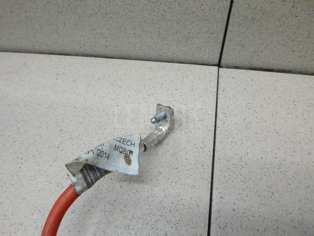 Клемма аккумулятора плюс