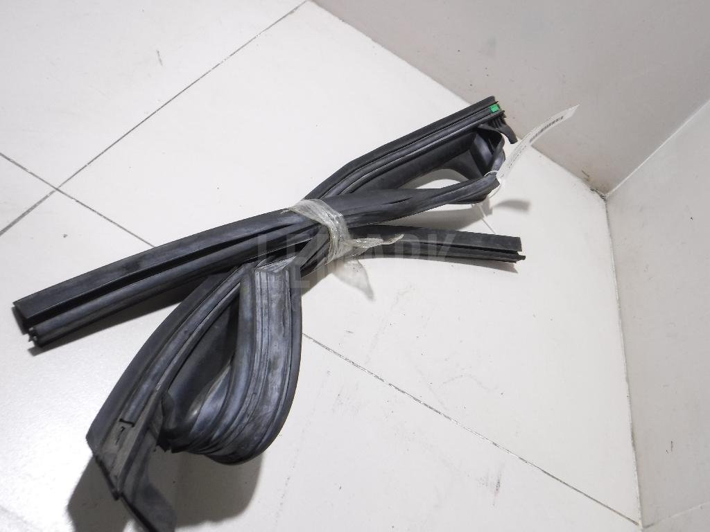 Уплотнитель стекла двери для  Audi A4 [B9] 2015