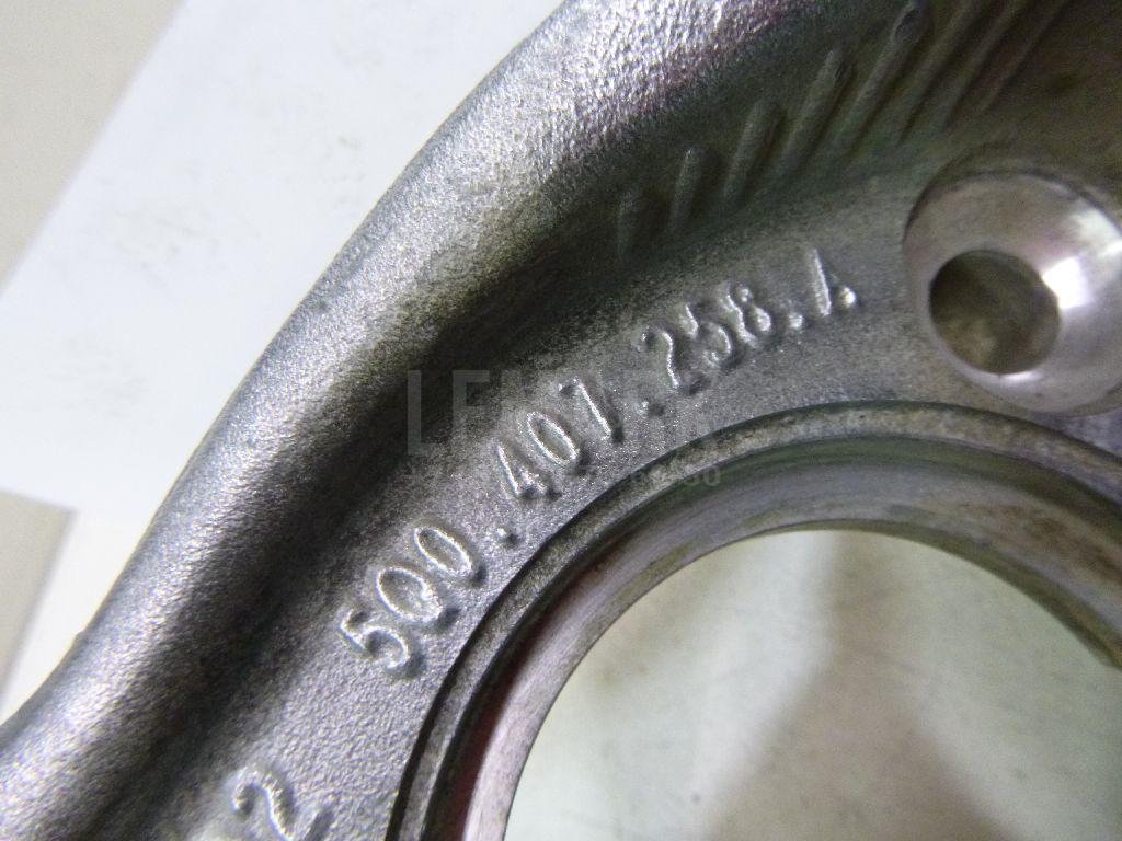 Кулак поворотный передний правый