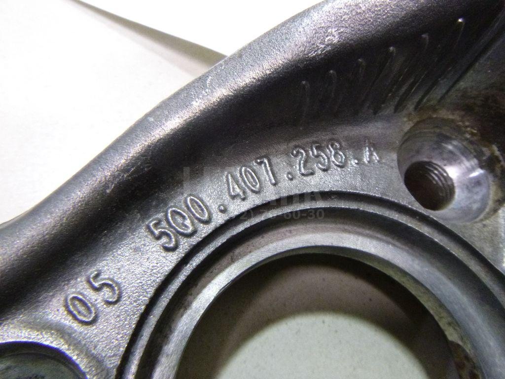 Кулак поворотный передний правый