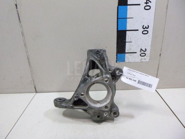 Кулак поворотный передний правый