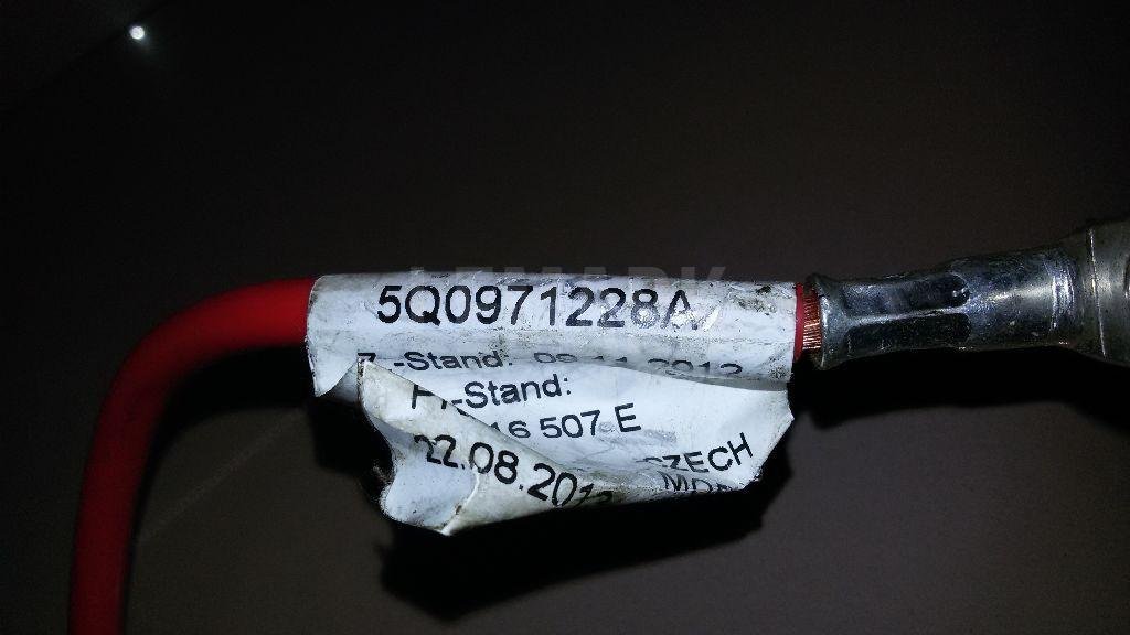 Клемма аккумулятора плюс