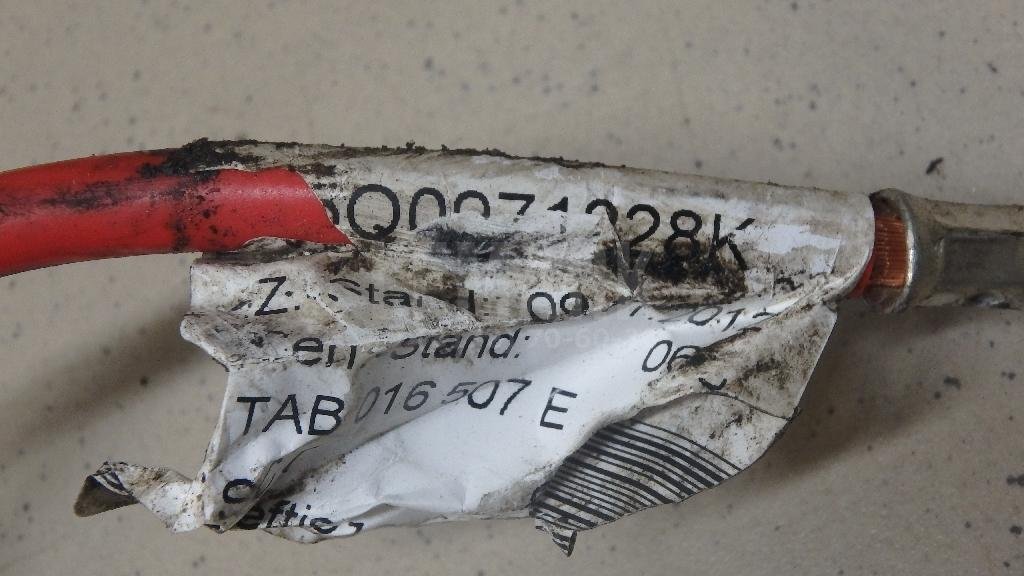 Клемма аккумулятора плюс