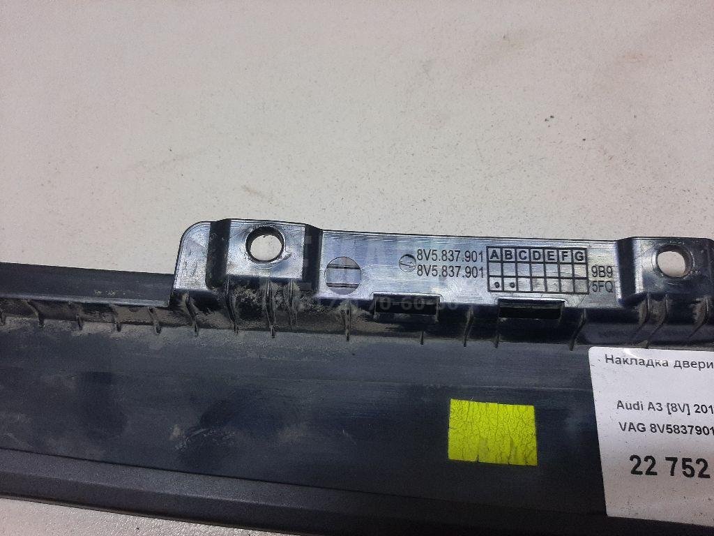 Накладка двери передней левой