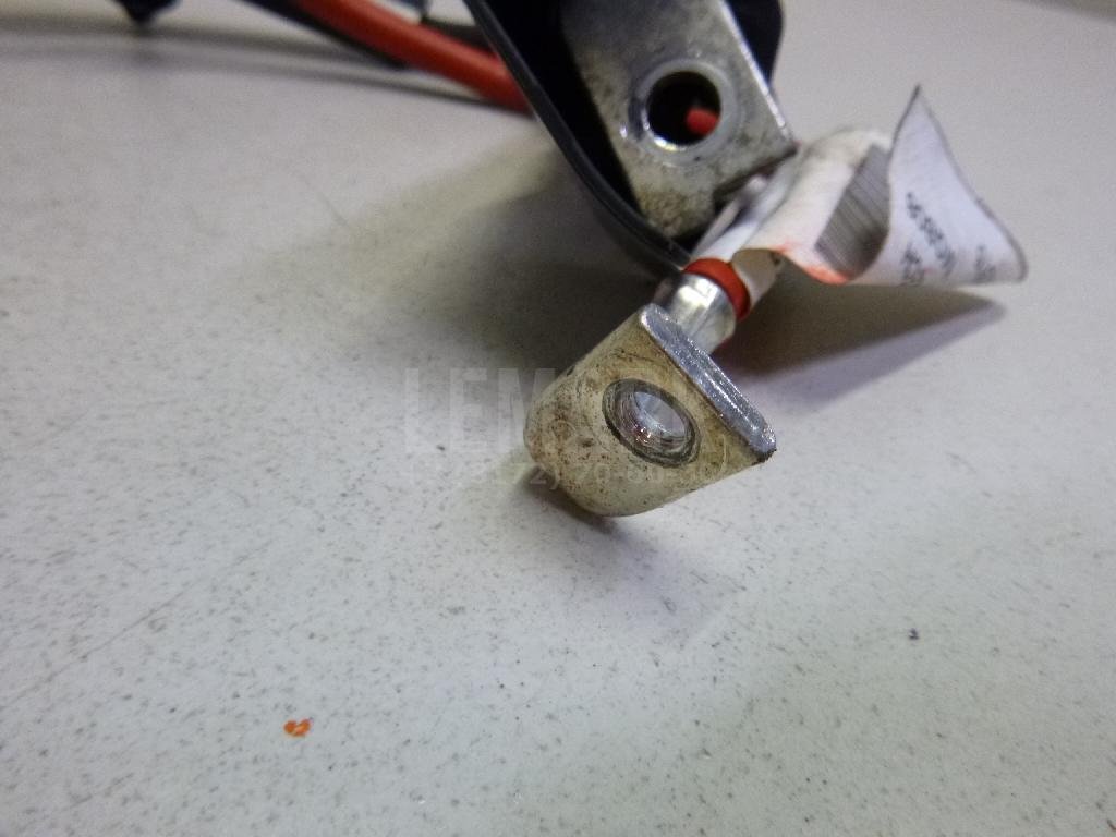 Клемма аккумулятора плюс