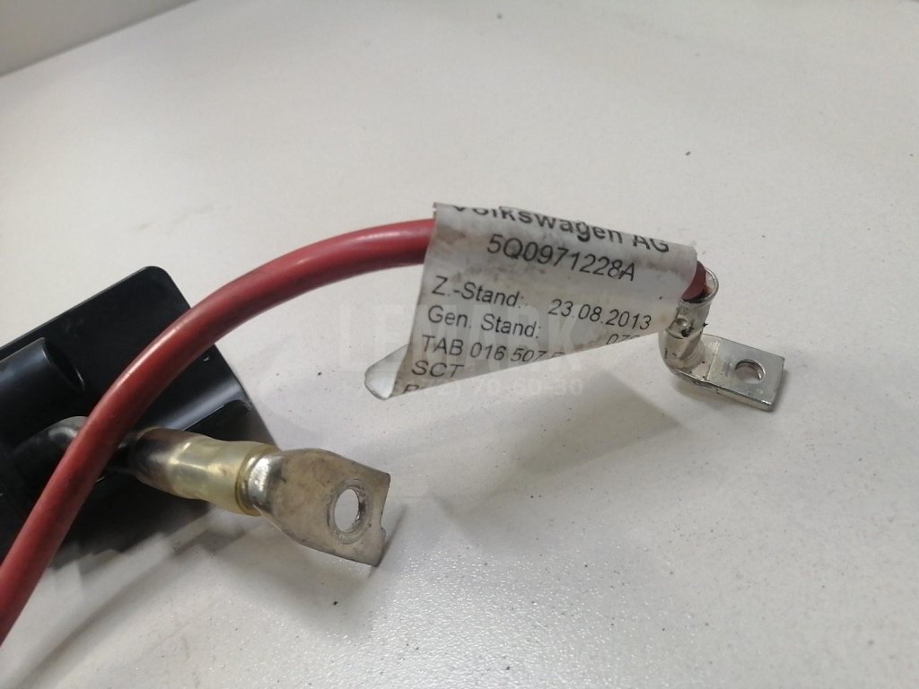 Клемма аккумулятора плюс