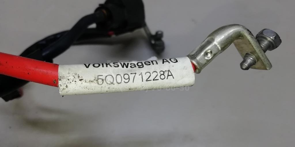 Клемма аккумулятора плюс