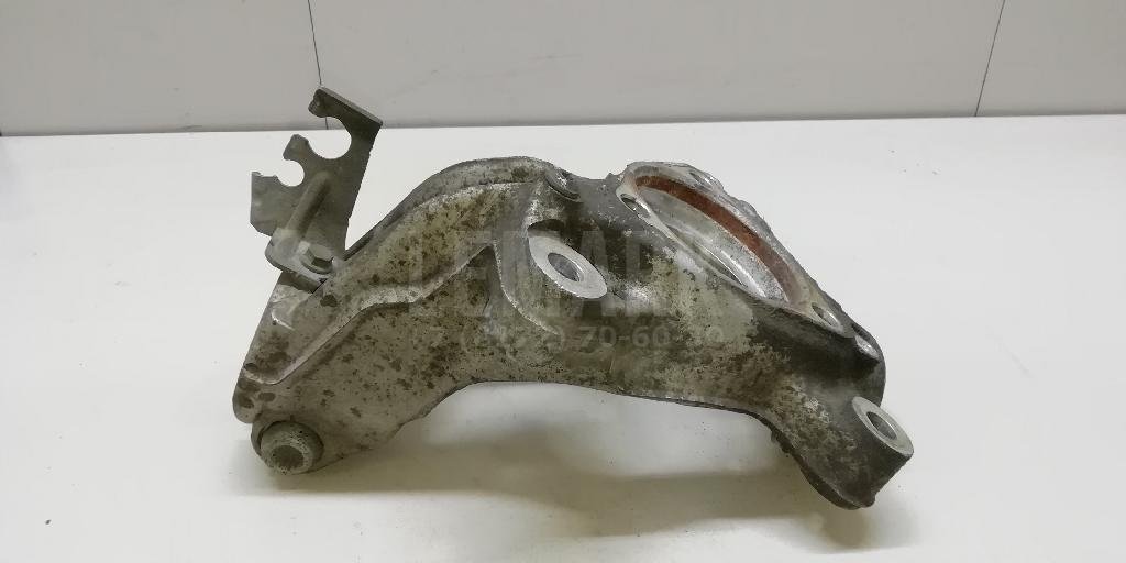 Кулак поворотный передний левый