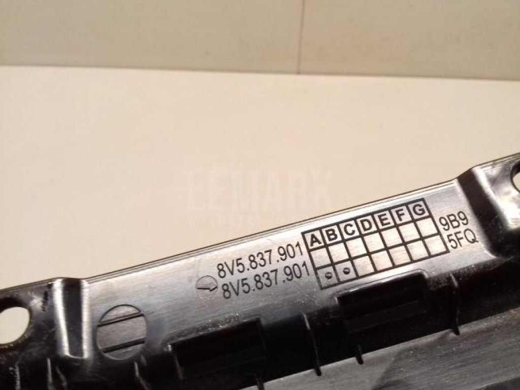 Накладка двери передней левой