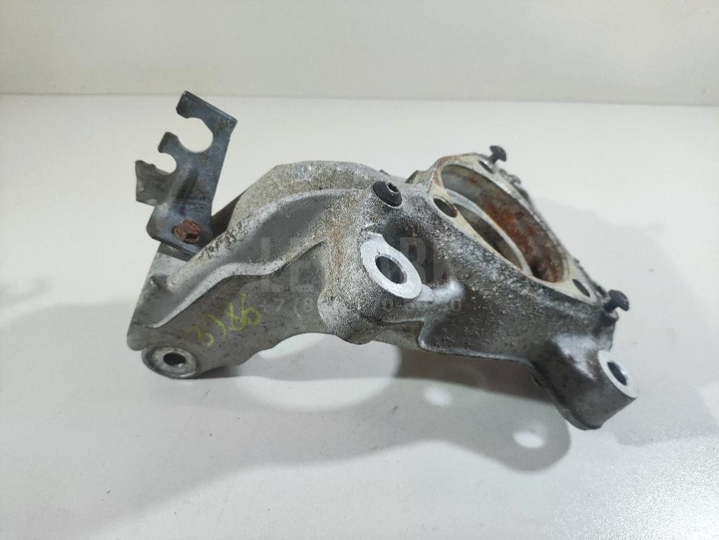 Кулак поворотный передний левый