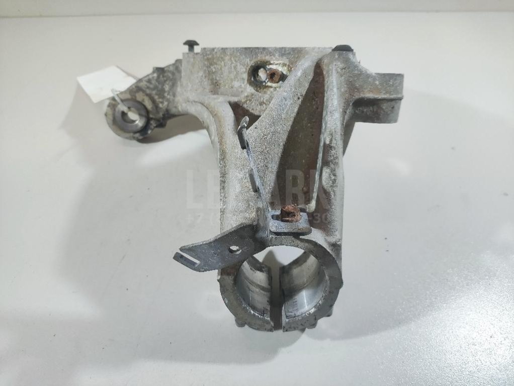 Кулак поворотный передний левый