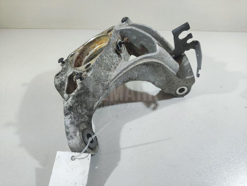 Кулак поворотный передний левый