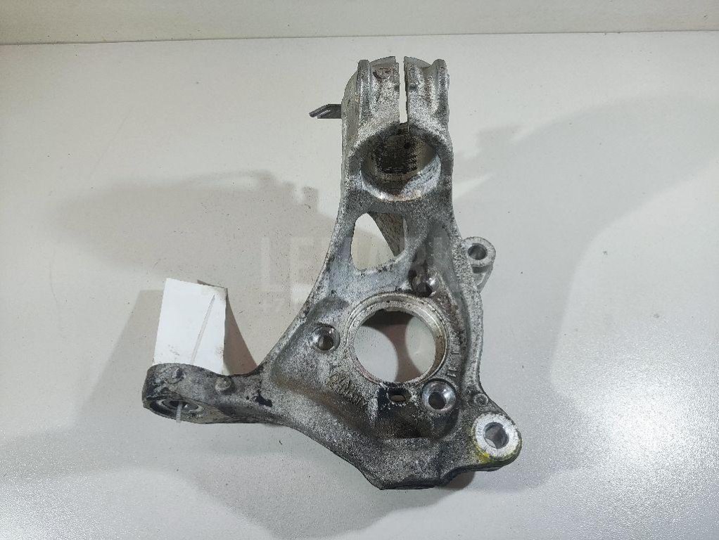 Кулак поворотный передний левый