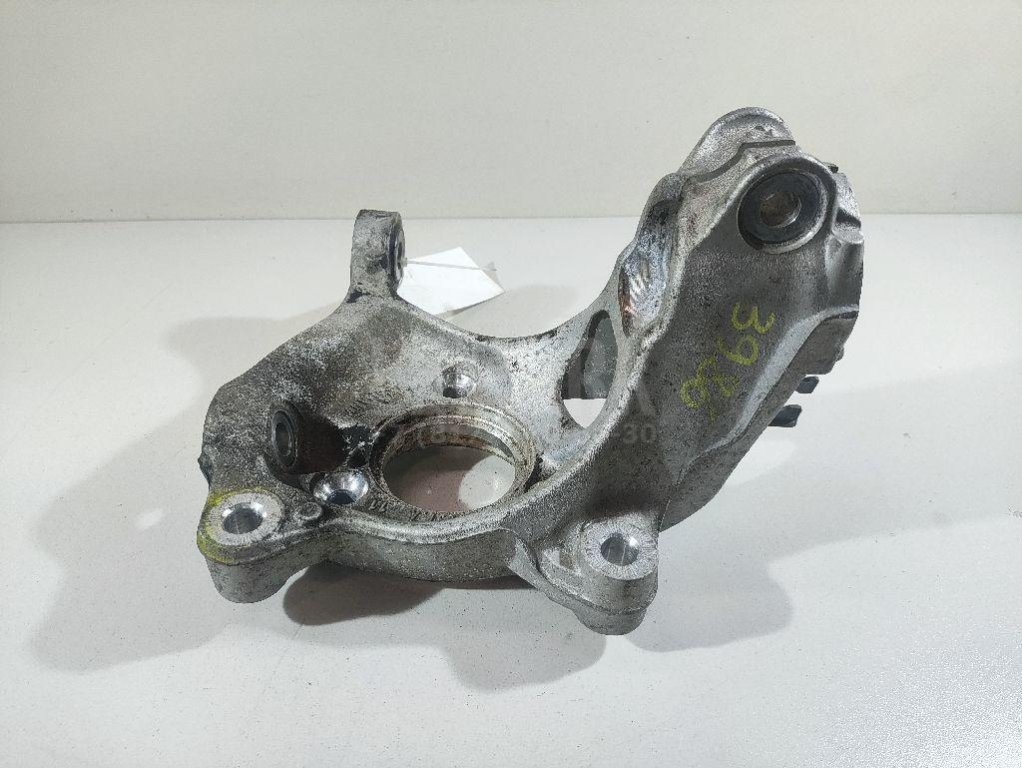 Кулак поворотный передний левый