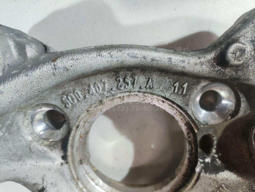 Кулак поворотный передний левый