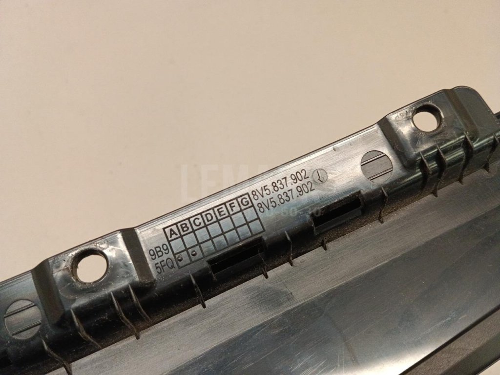 Накладка двери передней правой