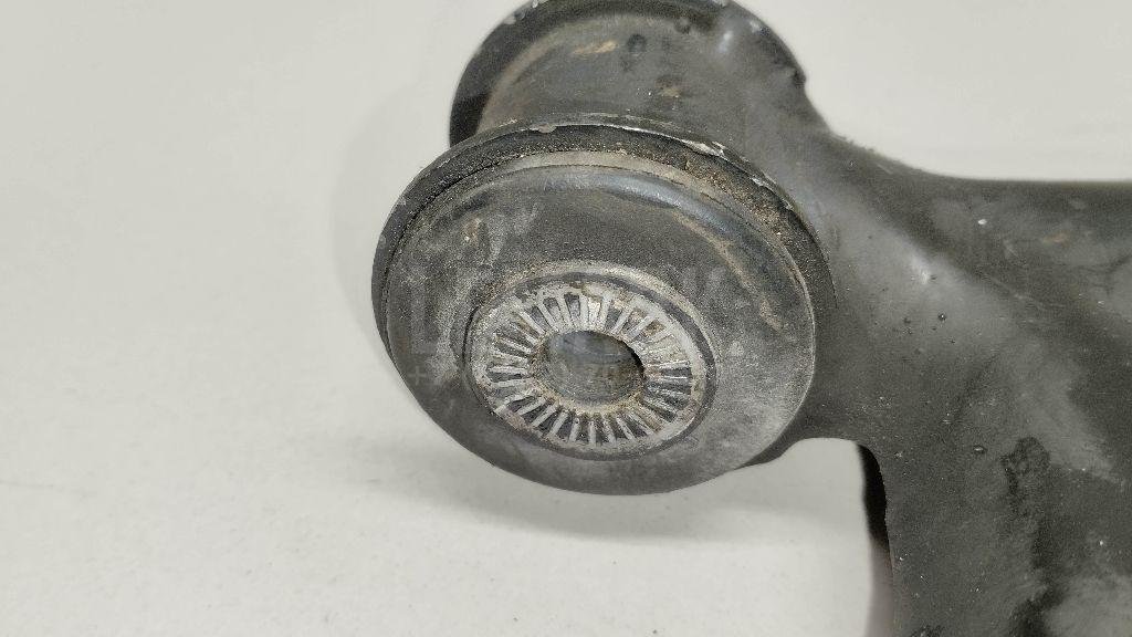 Рычаг передний правый