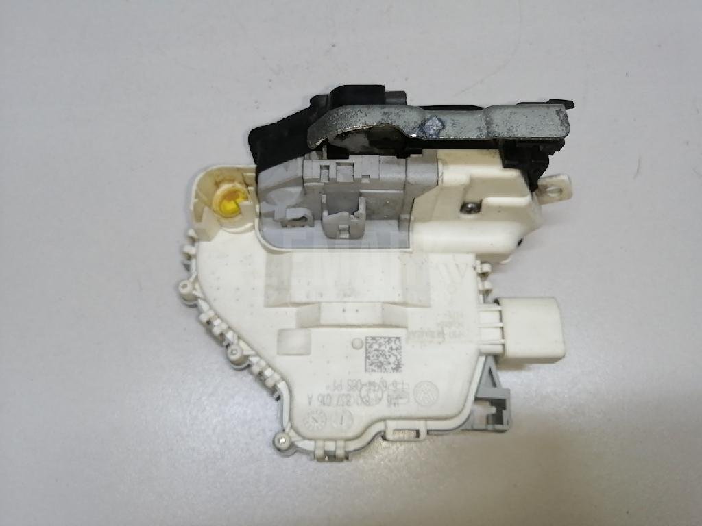 Замок двери передней левой