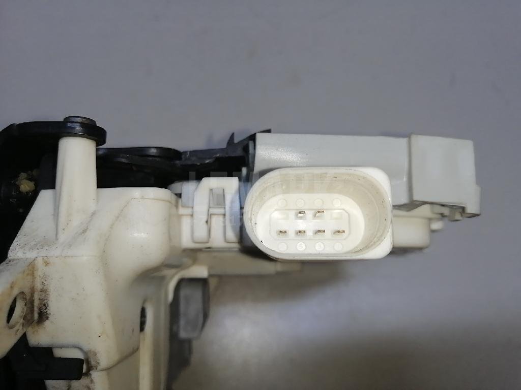 Замок двери передней левой