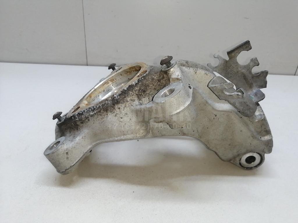 Кулак поворотный передний правый