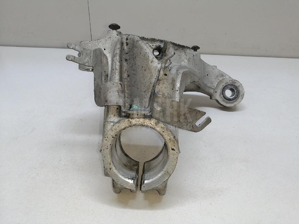 Кулак поворотный передний правый