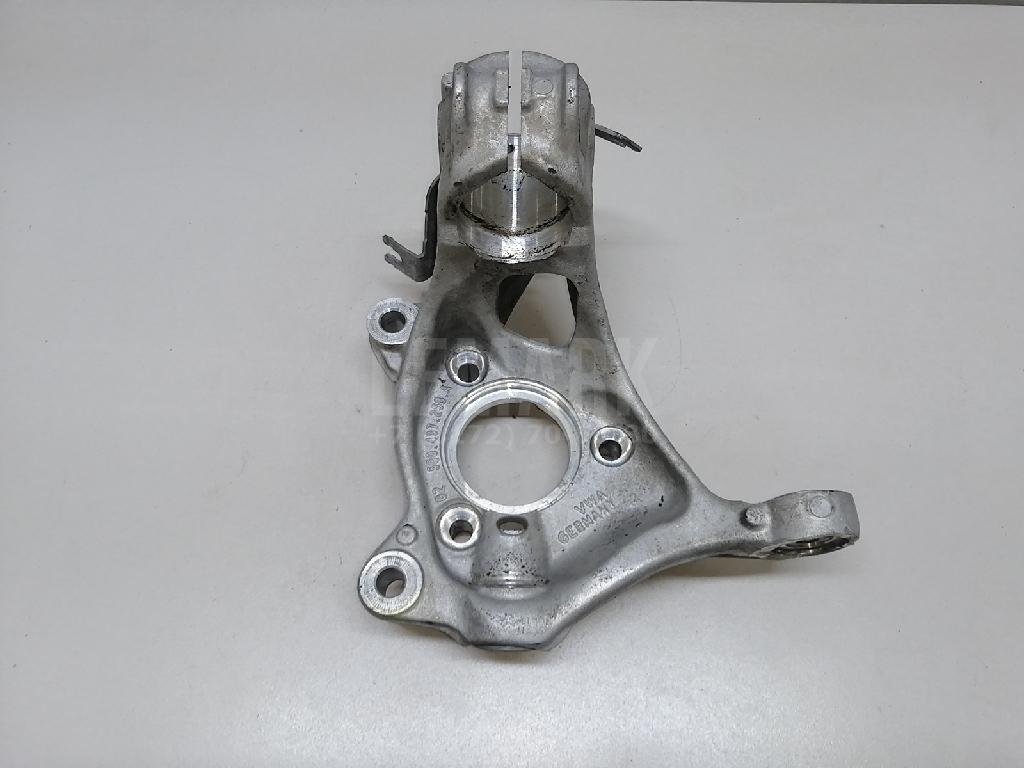 Кулак поворотный передний правый