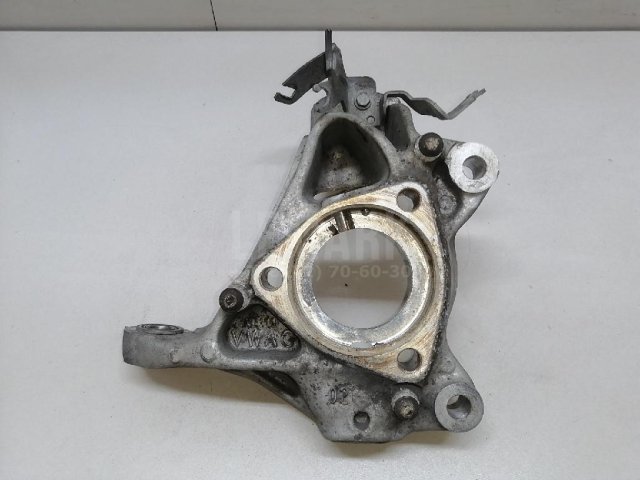 Кулак поворотный передний правый