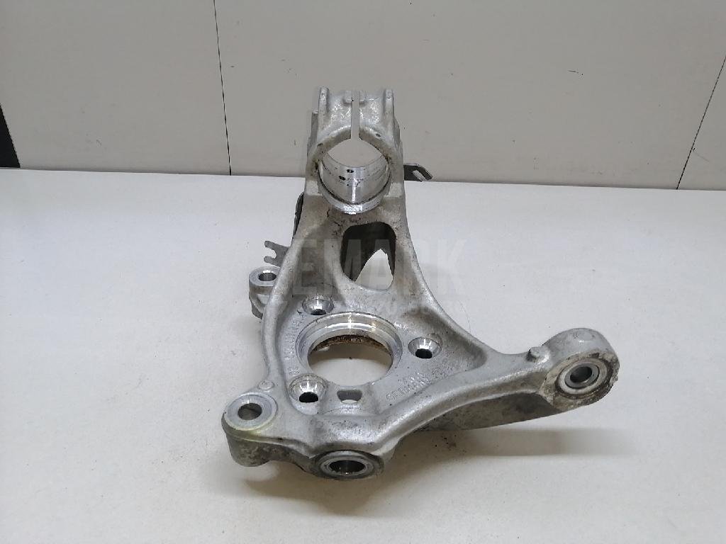 Кулак поворотный передний правый