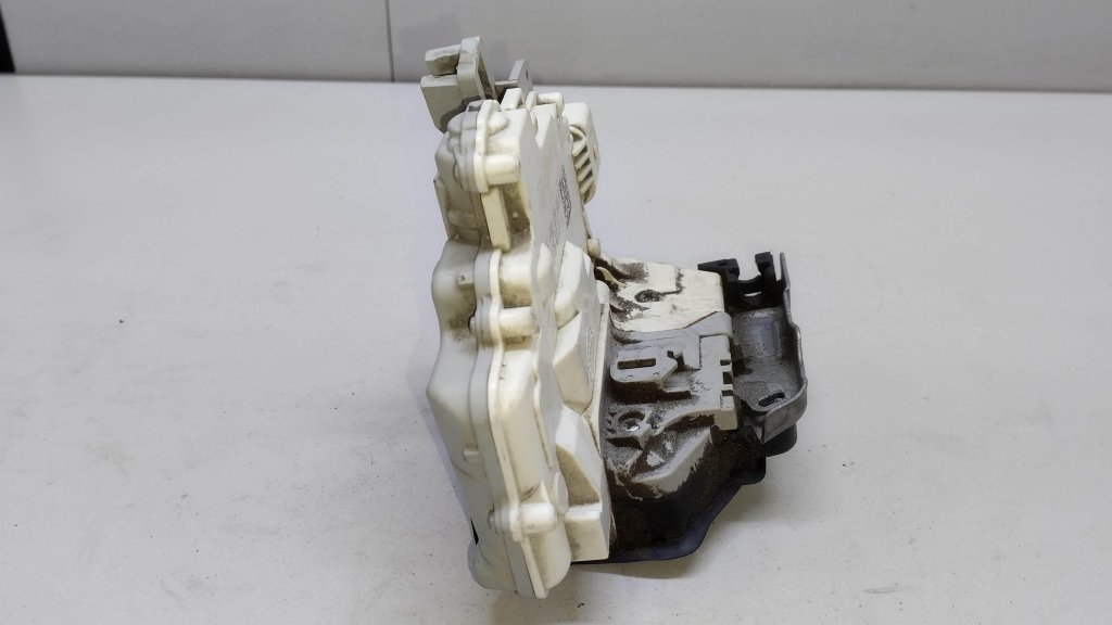 Замок двери задней правой