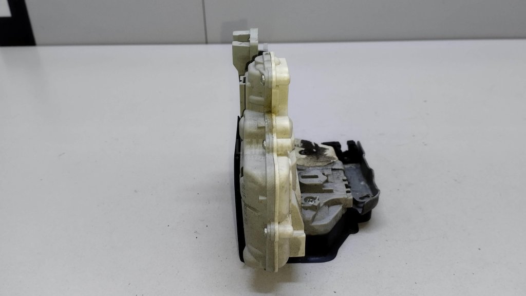 Замок двери задней правой