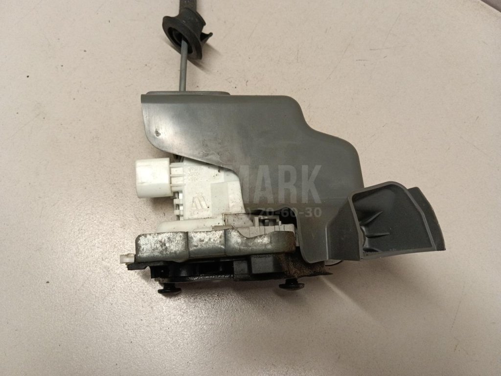 Замок двери передней левой