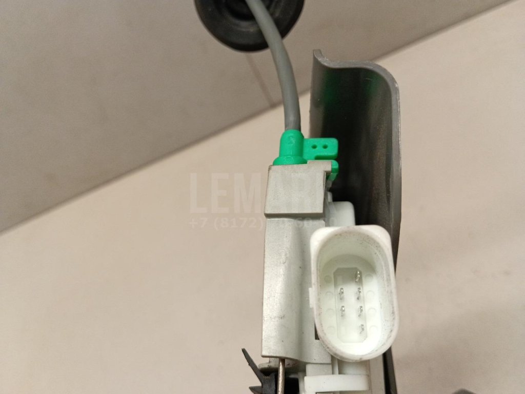 Замок двери передней левой