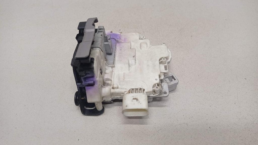 Замок двери задней правой