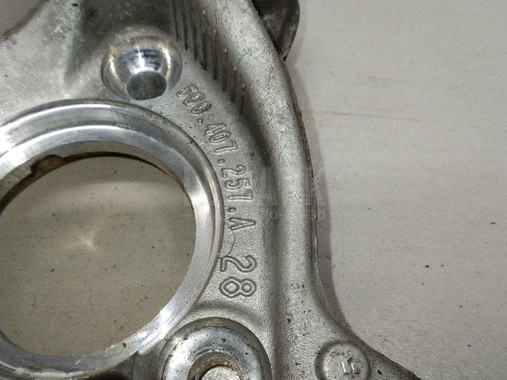 Кулак поворотный передний левый