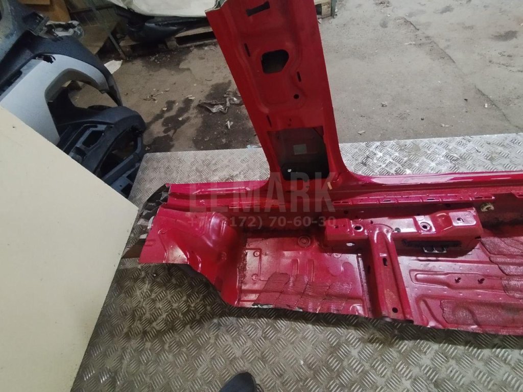 Порог со стойкой левый