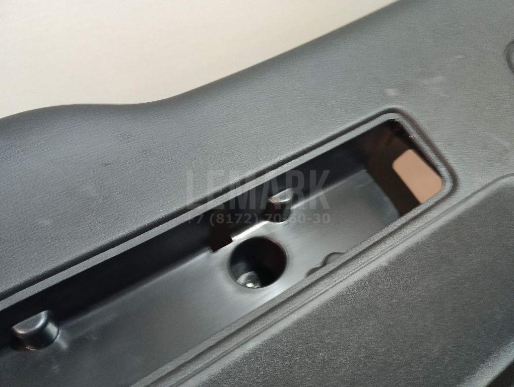 Обшивка двери багажника