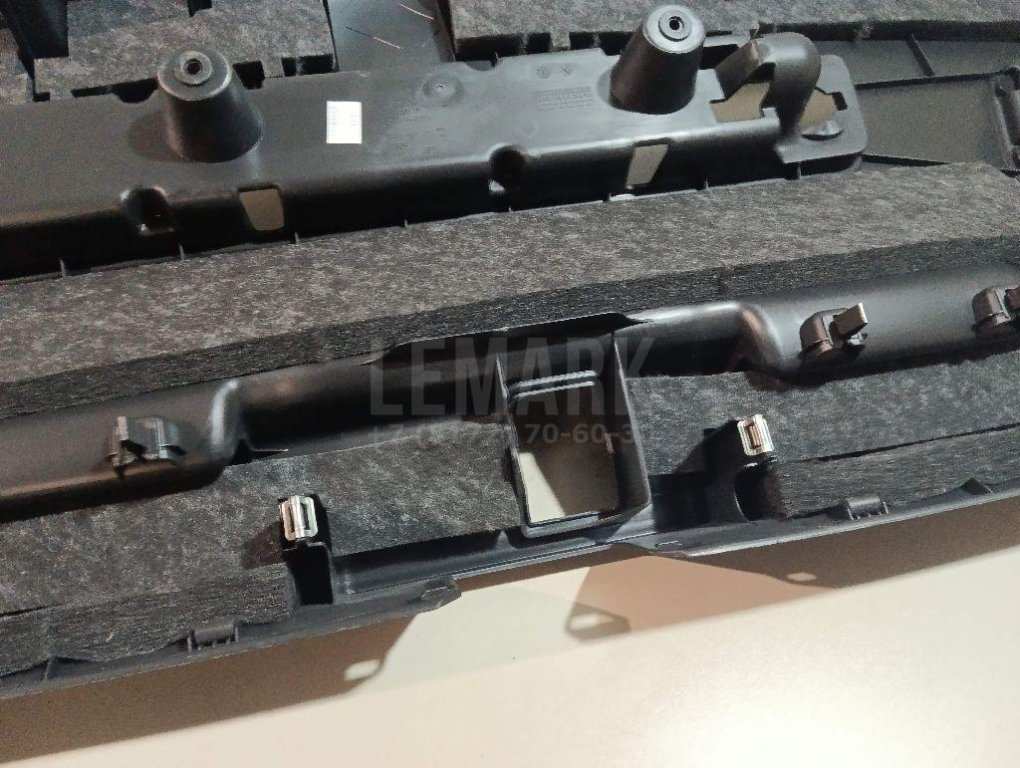 Обшивка двери багажника