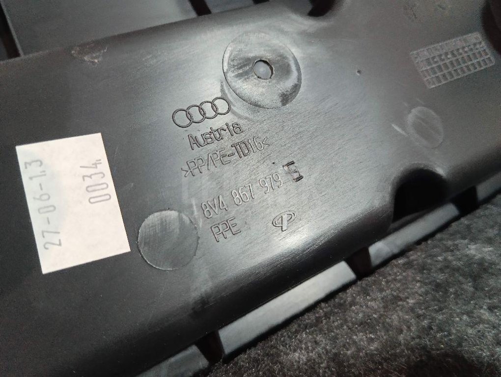 Обшивка двери багажника