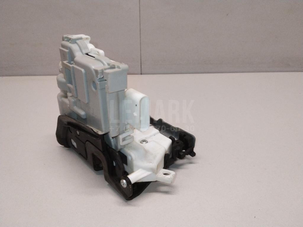 Замок двери передней левой