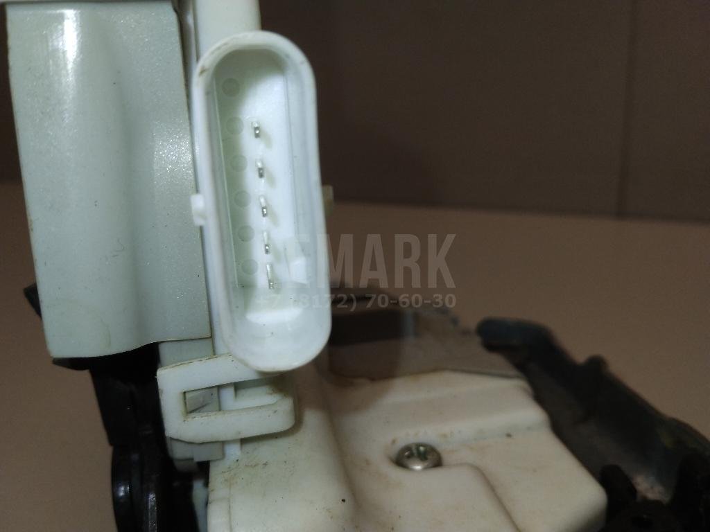 Замок двери передней левой