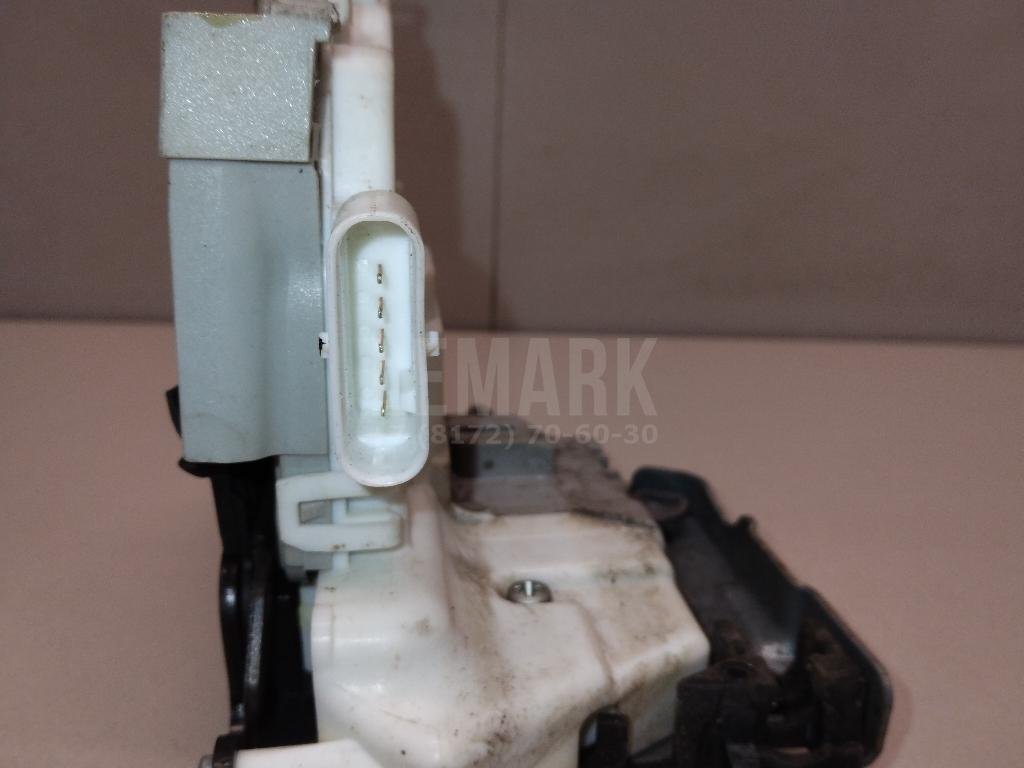 Замок двери передней левой