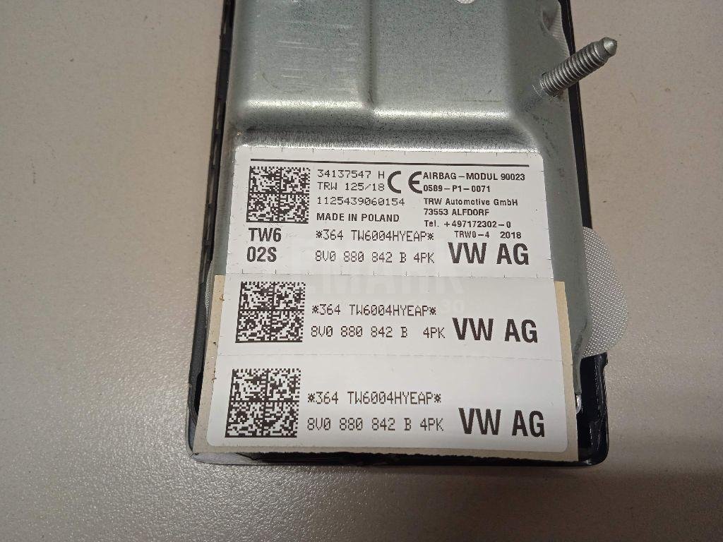 Подушка безопасности нижняя (для колен)