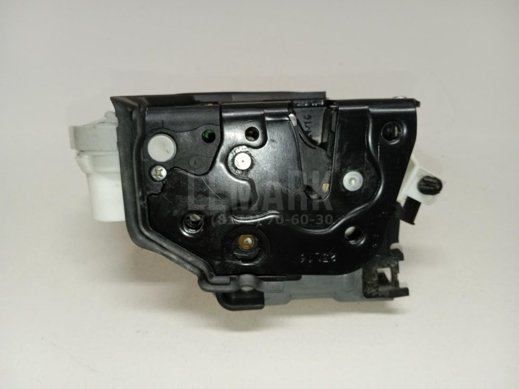 Замок двери передней левой