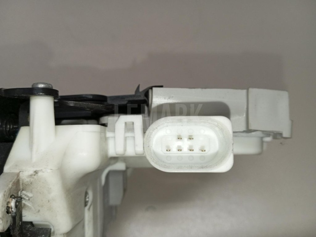 Замок двери передней левой