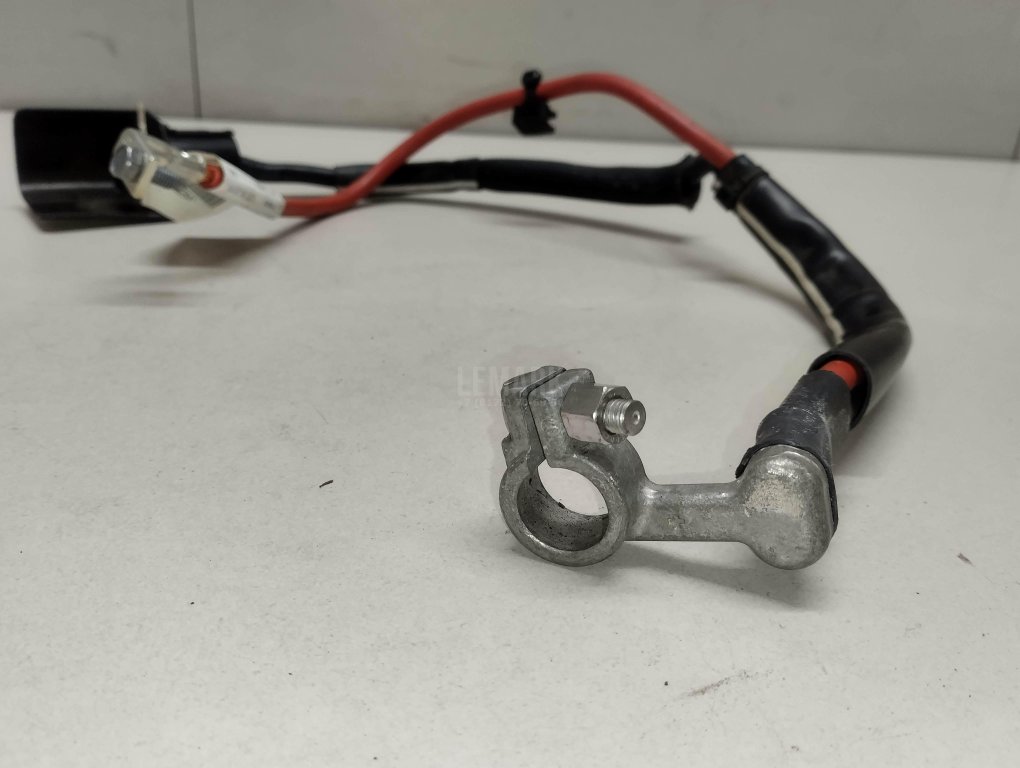 Клемма аккумулятора плюс