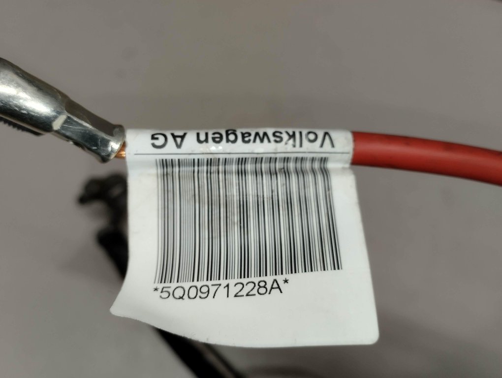 Клемма аккумулятора плюс