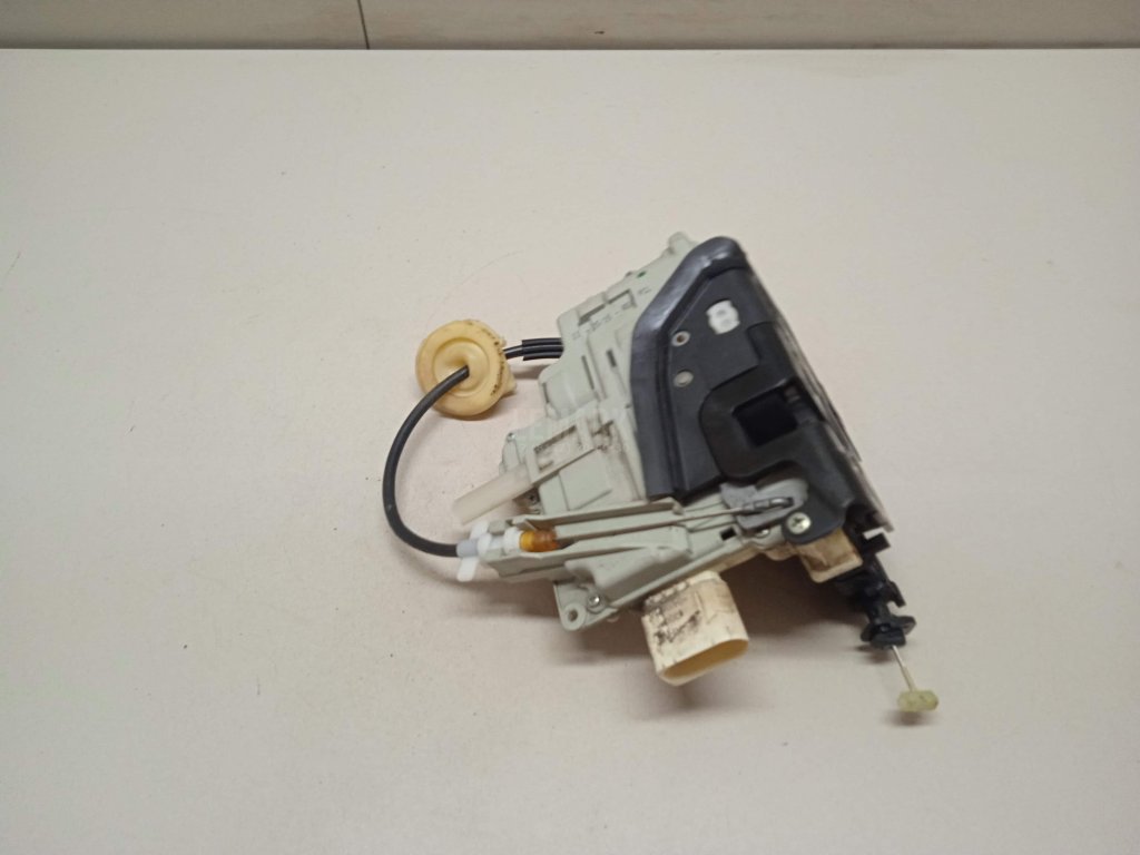 Замок двери задней правой