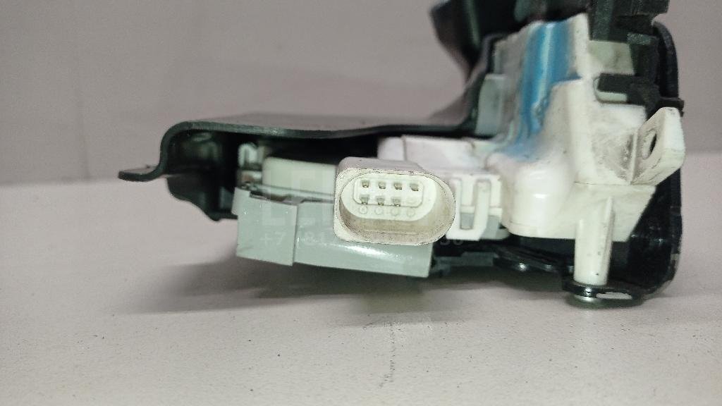 Замок двери передней левой